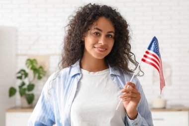 Memleketinde Amerikan bayrağı olan mutlu Afro-Amerikan kadın.