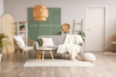 Rahat koltuğu, gri kanepesi ve sehpası olan şık bir oturma odası.