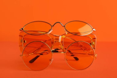 Turuncu masada şık güneş gözlükleri