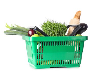Beyaz arka planda farklı taze ürünleri olan yeşil alışveriş sepeti.