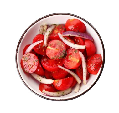 Beyaz arka planda kırmızı soğanlı taze domates salatası.