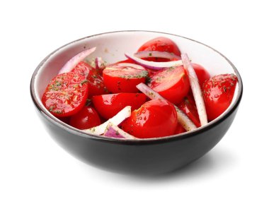 Beyaz arka planda kırmızı soğanlı taze domates salatası.