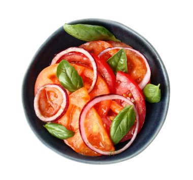 Beyaz arka planda kırmızı soğan ve fesleğen yapraklı taze domates salatası.