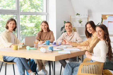 Sınıftaki masada çalışan bir grup öğrenci.