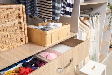 Dolapta organize giysiler olan açık çekmece