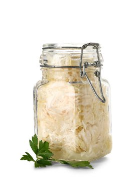 Beyaz arka planda lezzetli lahana turşulu ve maydanozlu kavanoz.