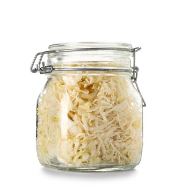 Beyaz arka planda lezzetli lahana turşulu kavanoz.