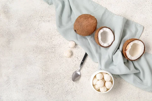 Hindistan cevizi ve kase, beyaz çikolata şekerli ışık masası.