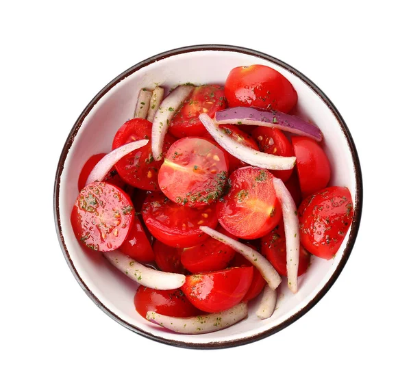 Beyaz arka planda kırmızı soğanlı taze domates salatası.