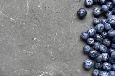 Gri arkaplanda tatlı taze yaban mersini