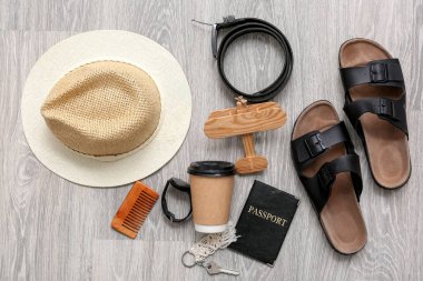 Hafif ahşap zeminde oyuncak uçakla gezgin aksesuarları.