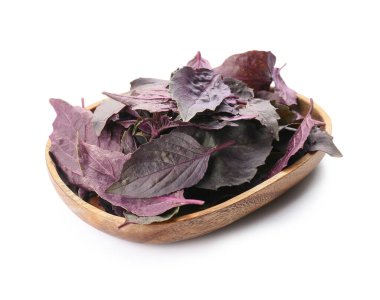 Beyaz arka planda taze fesleğen yapraklı ahşap tabak.