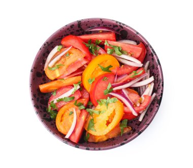 Kırmızı soğanlı taze domates salatası ve beyaz arka planda maydanoz.