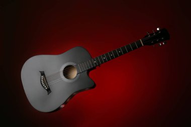 Koyu arkaplanda modern gitar