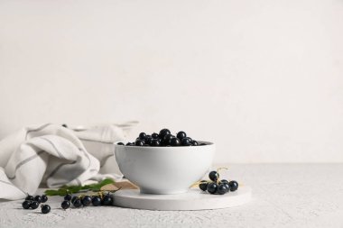 Beyaz arka planda taze siyah üzümlü kase