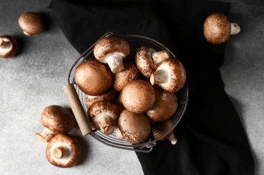 Arka planda taze çiğ mantarlı sepet.