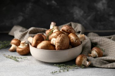 Taze çiğ mantarlı kraker ve grunge masasında