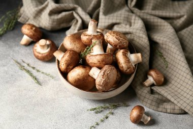 Taze mantarlı kase ve arkaplanda kekik.