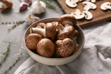 Taze mantarlı kraker ve gri arka planda, yakın plan.