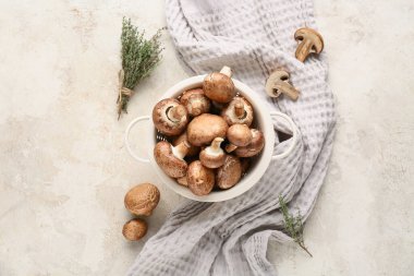 Taze mantarlı Colander ve beyaz arka planda kekik.