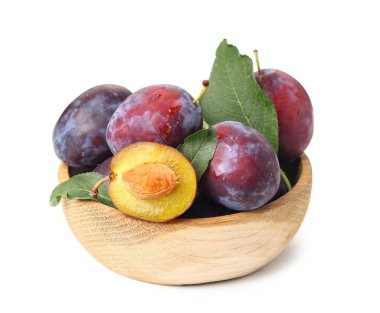 Beyaz arka planda taze erikli ahşap kase.