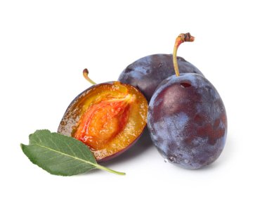 Beyaz arka planda yaprağı olan taze erikler.