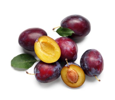 Beyaz arka planda yaprakları olan taze erikler.