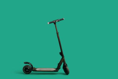 yeşil arka planda modern elektrikli scooter