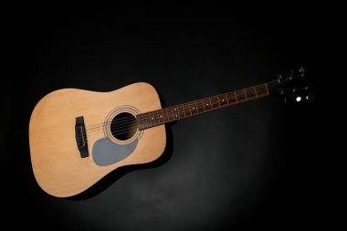 Siyah arka plan üzerine modern akustik gitar