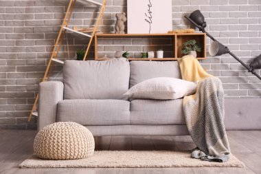 Beyaz kanepeli dağınık oturma odasının içi ve depremden sonra mobilyaları ters dönmüş.