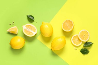 Renkli arka planda taze limonlu kompozisyon, yakın plan