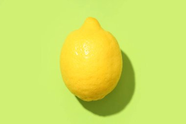 Yeşil arka planda taze sulu limon, yakın plan.