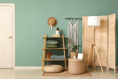 Kahve masası, raf ünitesi ve oturma odasının içindeki katlama ekranı.