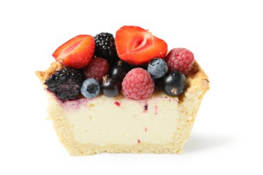 Beyaz arka planda izole edilmiş lezzetli meyveli turta parçası, yakın plan.