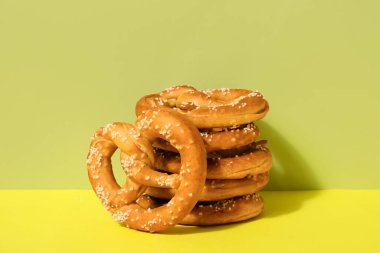 Renkli arka planda lezzetli krakerler, yakın plan