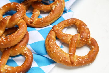 Peçete ve tatlı krakerler mermer arka planda, yakın plan.