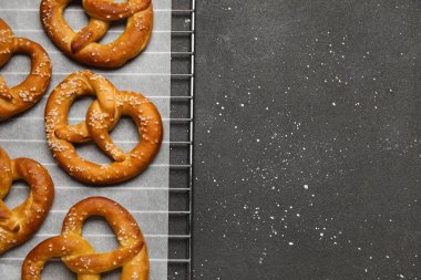 Siyah grunge arka planında lezzetli krakerlerle soğutma rafı, yakın plan