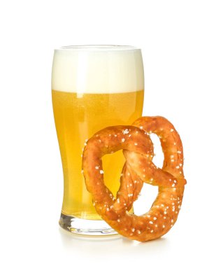 Bir bardak soğuk bira ve beyaz arka planda izole edilmiş lezzetli kraker. Yakın plan.