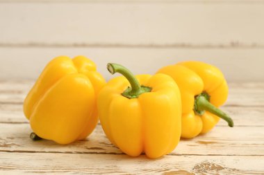 Beyaz ahşap arka planda sarı dolma biber