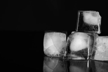 Siyah arkaplanda buz küpleri