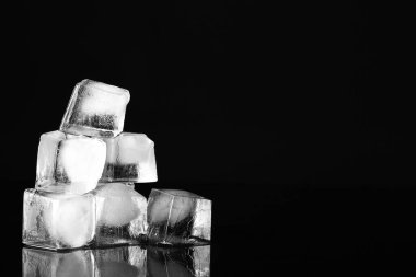 Siyah arkaplanda buz küpleri
