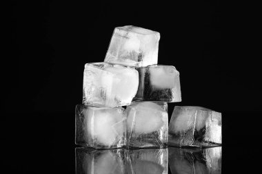 Siyah arkaplanda buz küpleri