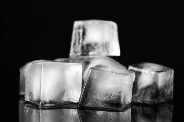 Siyah arkaplanda buz küpleri, yakın plan