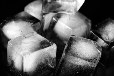 Siyah arkaplanda buz küpleri, yakın plan