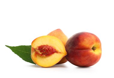 Beyaz arka planda tatlı şeftali ve yaprak