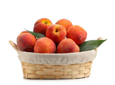 Beyaz arka planda tatlı olgun şeftali sepeti