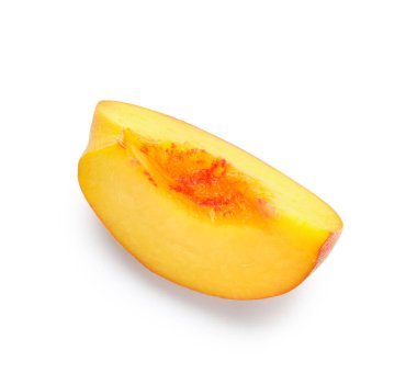 Beyaz arka planda bir parça olgun şeftali