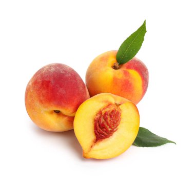 Beyaz arka planda yaprakları olan olgun şeftaliler.