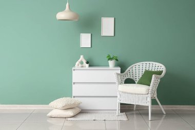 Beyaz klozeti ve koltuğu olan oturma odası.