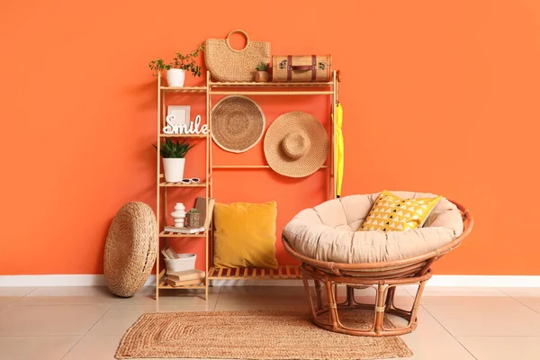 Elbise askısı, aksesuarlar ve oturma odasının iç tarafında rahat bir koltuk.